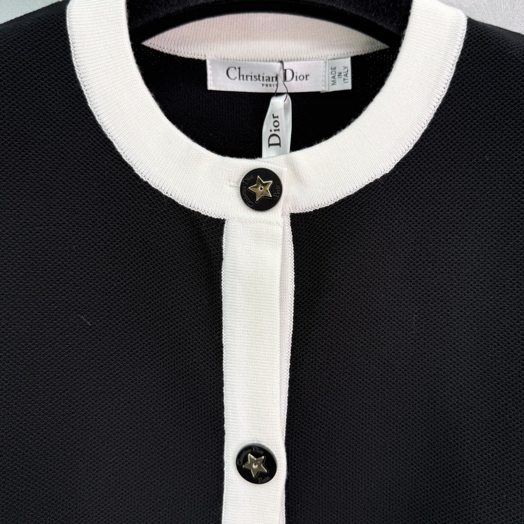 P426 One-Size-Fits-All Female Suit with Dio*2025 Black and White Shirt: Classic Elegance - 图片 5