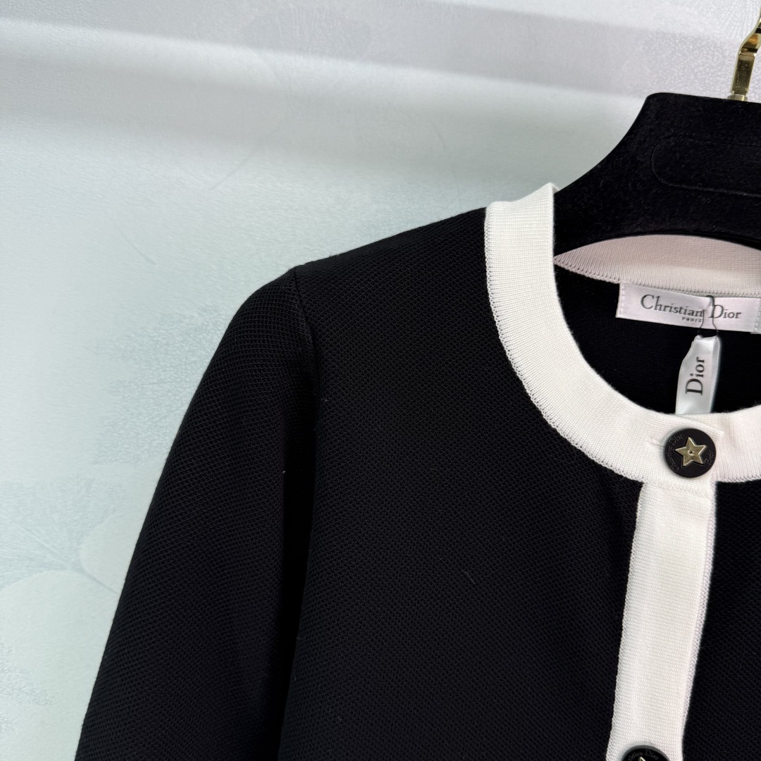 P426 One-Size-Fits-All Female Suit with Dio*2025 Black and White Shirt: Classic Elegance - 图片 3