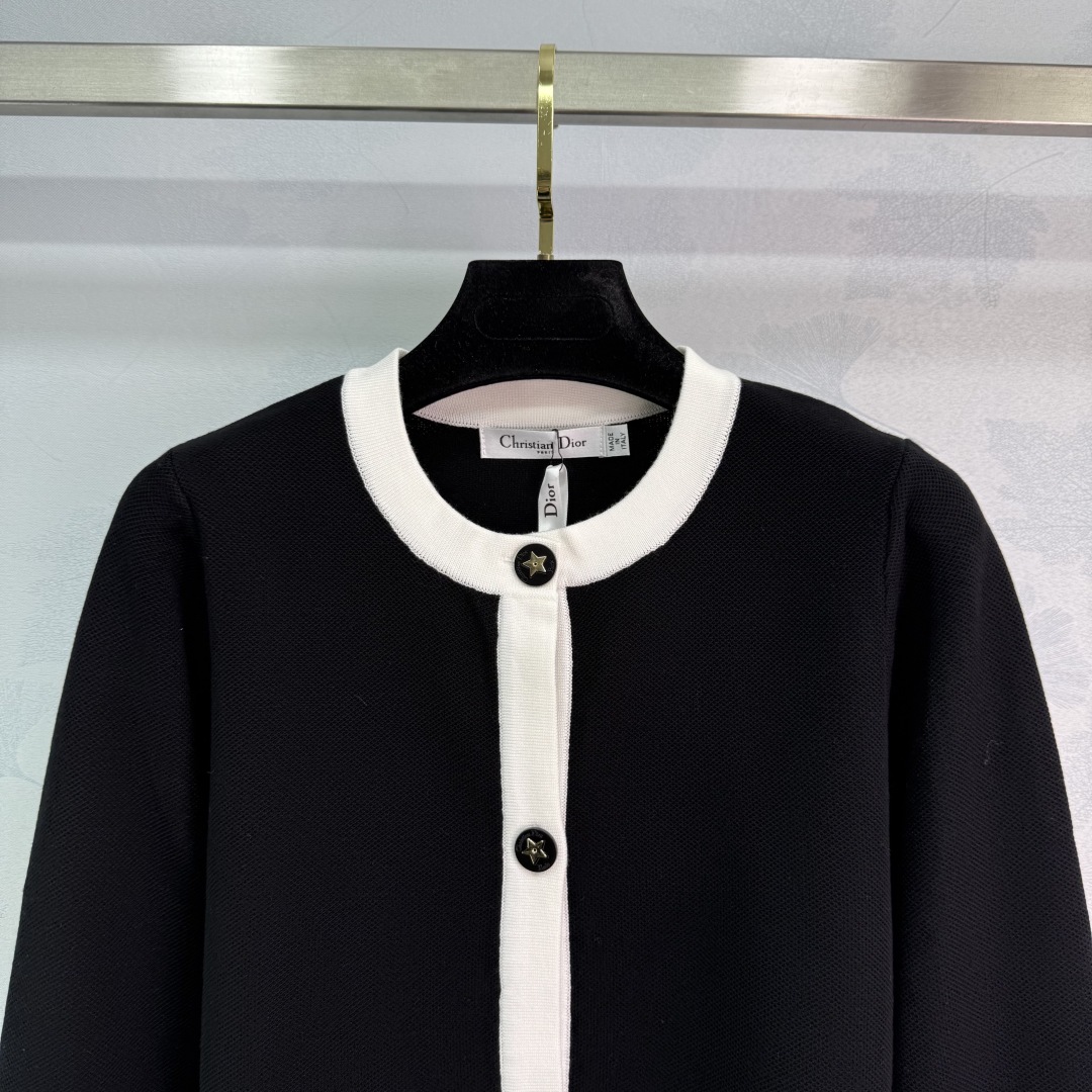 P426 One-Size-Fits-All Female Suit with Dio*2025 Black and White Shirt: Classic Elegance - 图片 4