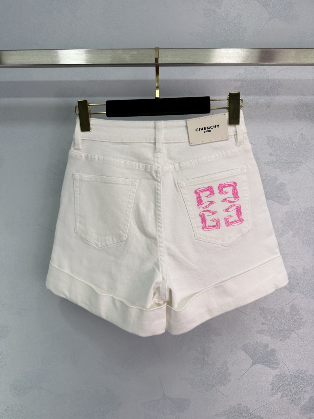 Stylish One-Size-Fits-All Women’s Summer Suit with High-Waisted Pink Shorts
