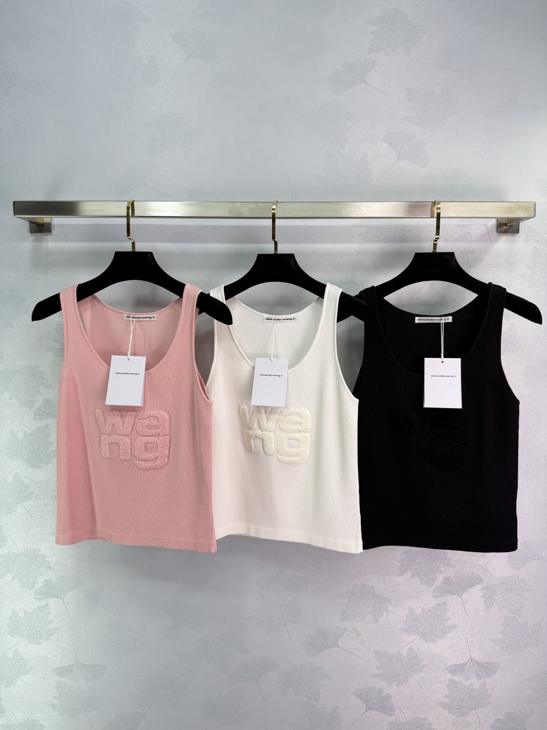 “New P368 Stereo Crochet Vest for Spring/Summer 2025: Customized Silk Knitting, Modern Style!” - 图片 1