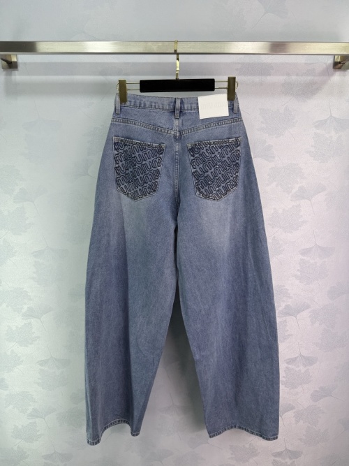 Miu Miu 2025 Spring/Summer Light Wash Wide-Leg Jeans with Logo Pockets 1 Miu Miu 2025 Spring/Summer Light Wash Wide-Leg Jeans with Logo Pockets