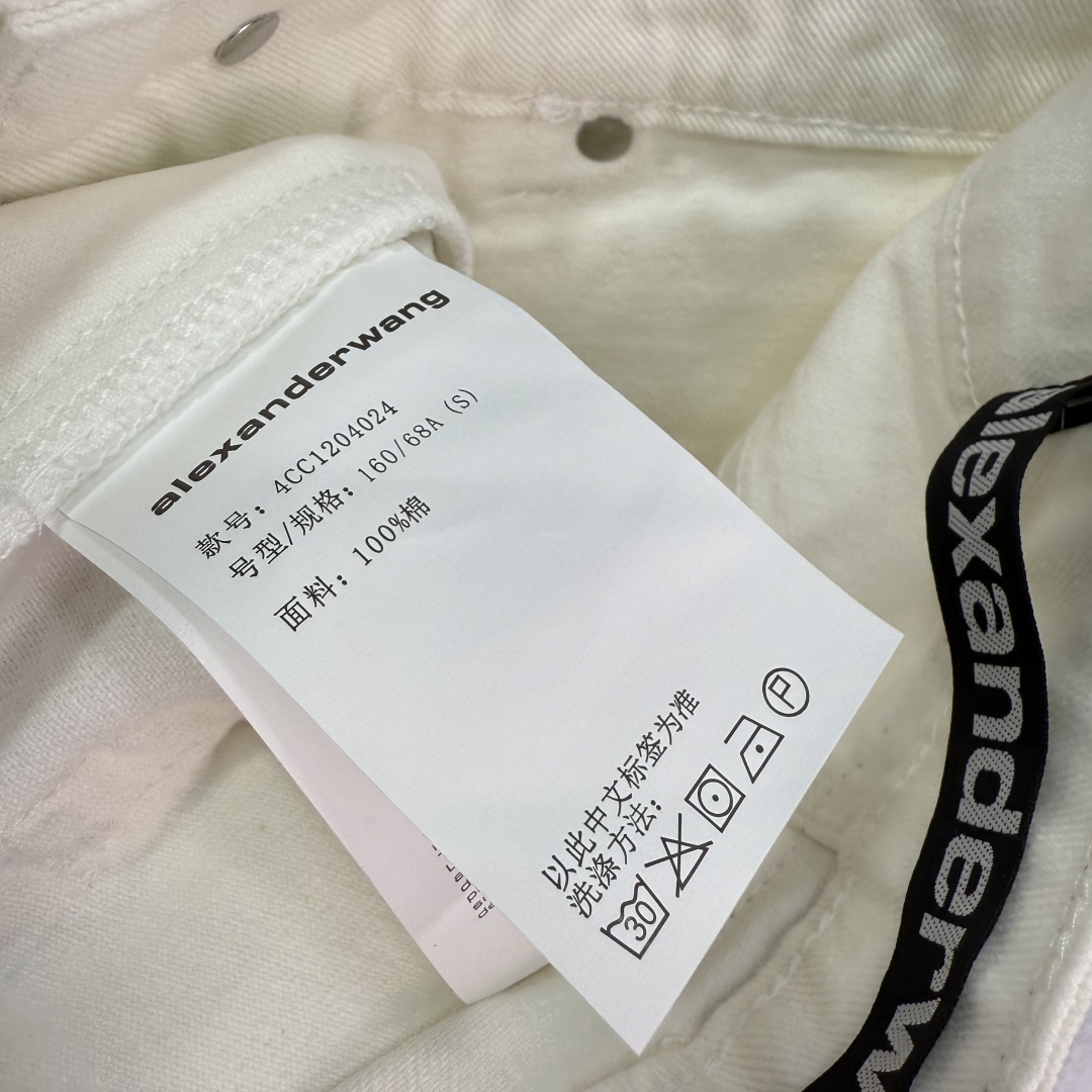 Stylish Cowboy Boots Concealing a Surprising Implosion in Insulated White Fabric - 图片 9