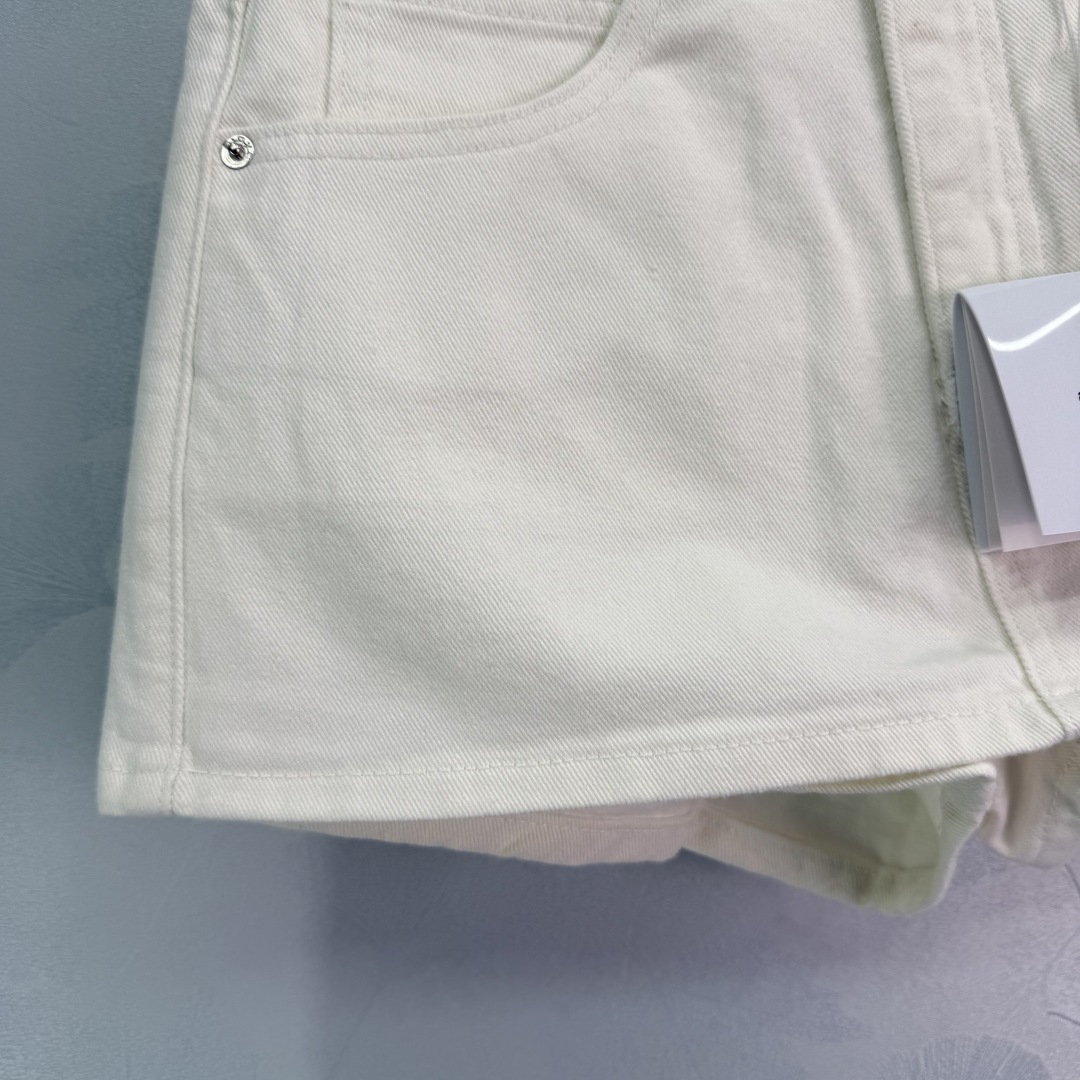 Stylish Cowboy Boots Concealing a Surprising Implosion in Insulated White Fabric - 图片 5