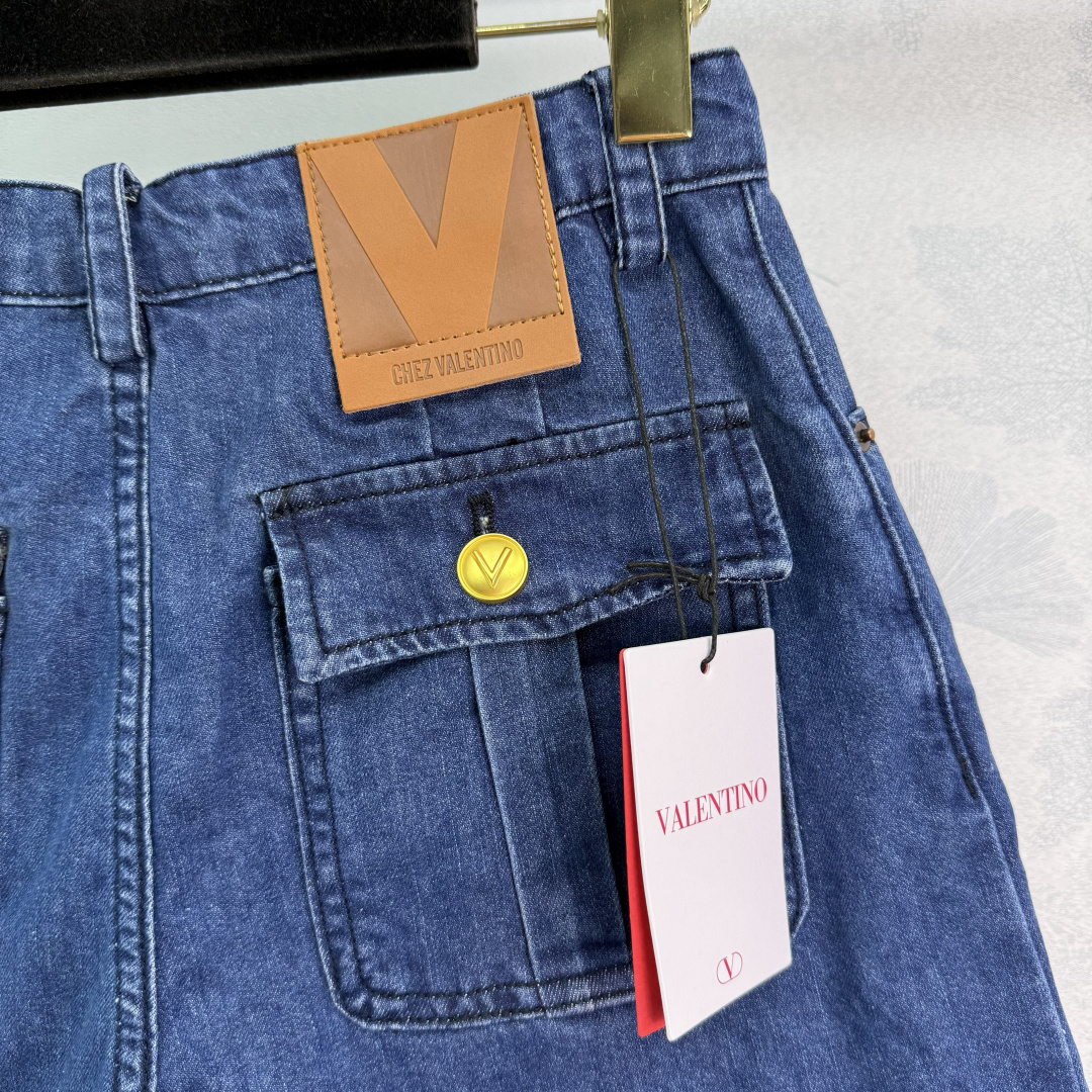 Stylish High-Waist Denim Jeans with Metal Buttons and Retro Wash Effect - 图片 7