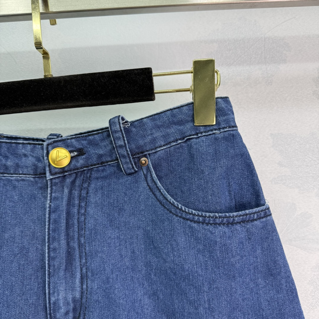 Stylish High-Waist Denim Jeans with Metal Buttons and Retro Wash Effect - 图片 2