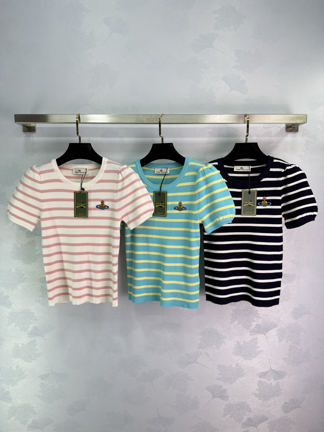 Vivienne Westwood P368 Dress: Timeless Style with Classic Stripes and Queen’s Logo - 图片 1