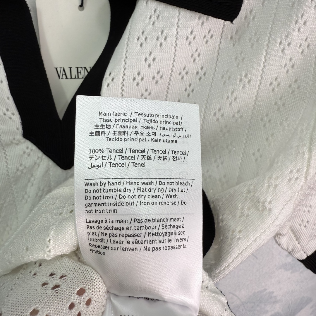 Stylish Wallen Valentino Polo Suit: Classic Red and Black Design, Comfortable for Summer. - 图片 8