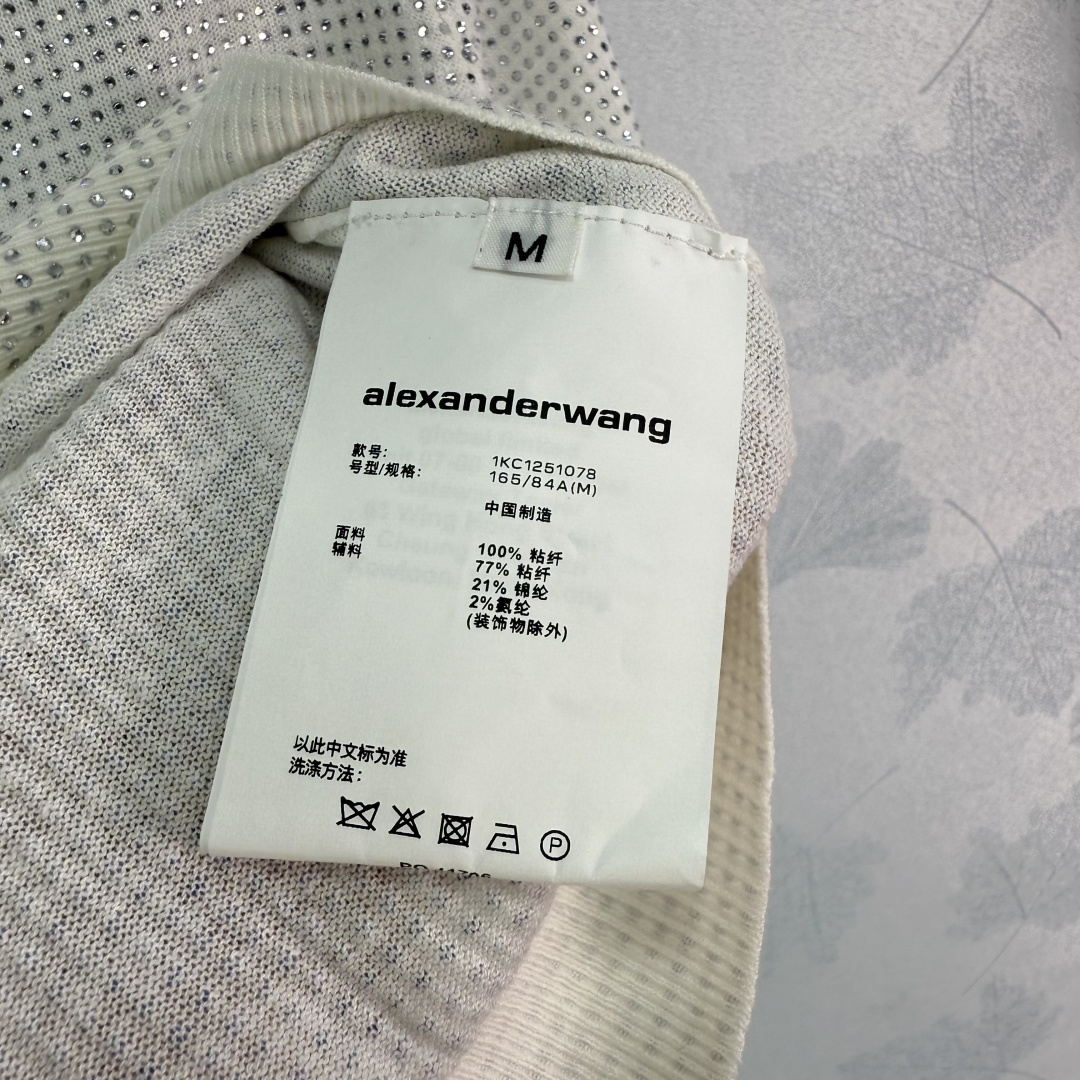“Original One-Size-Fits-All Female Suit with Alexander Wang Shirt: Fashionable Summer Attire” - 图片 8
