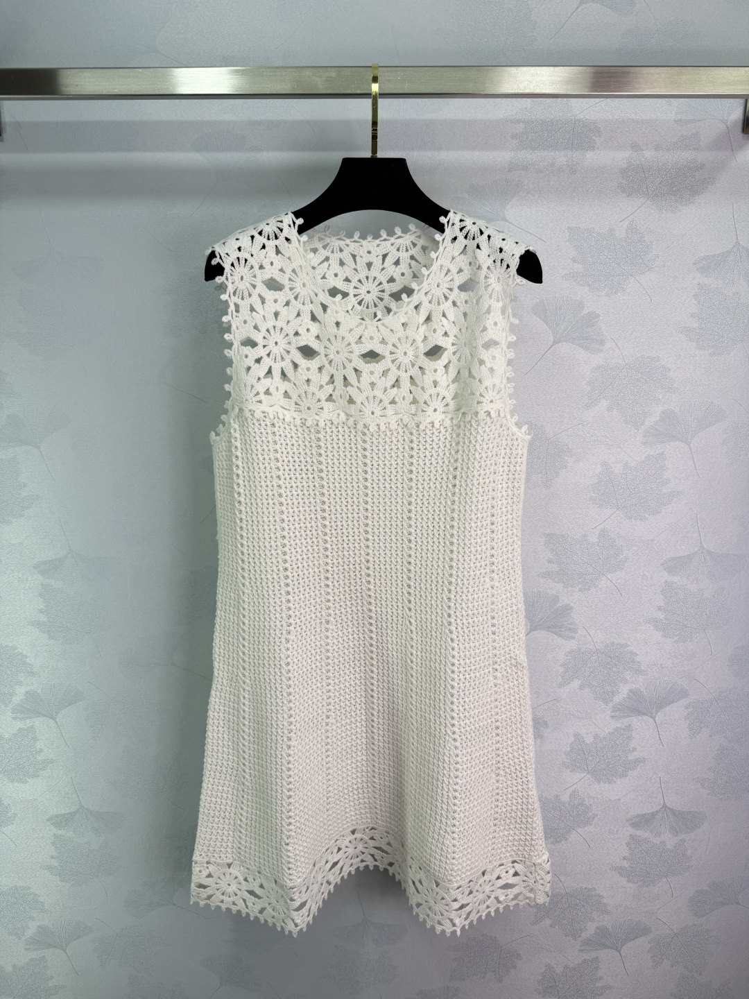 Elegant French-Style Women’s Suit with Crocheted Flowers and Stylish Design