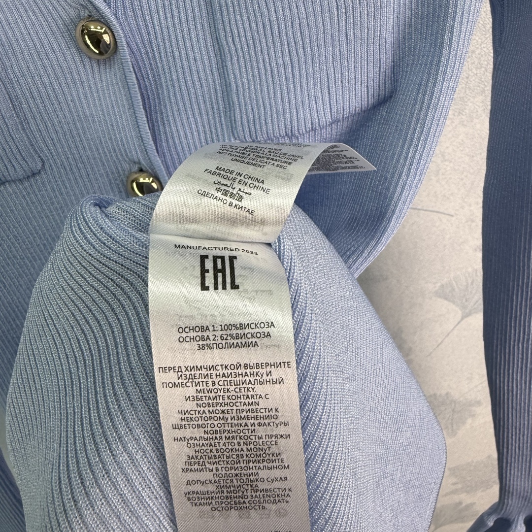 “Smug Female Suit with Smog Blue Needles: Stylish, Comfortable, and Versatile” - 图片 8