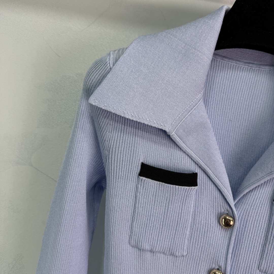 “Smug Female Suit with Smog Blue Needles: Stylish, Comfortable, and Versatile” - 图片 3