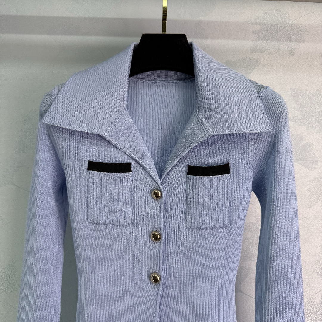 “Smug Female Suit with Smog Blue Needles: Stylish, Comfortable, and Versatile” - 图片 4