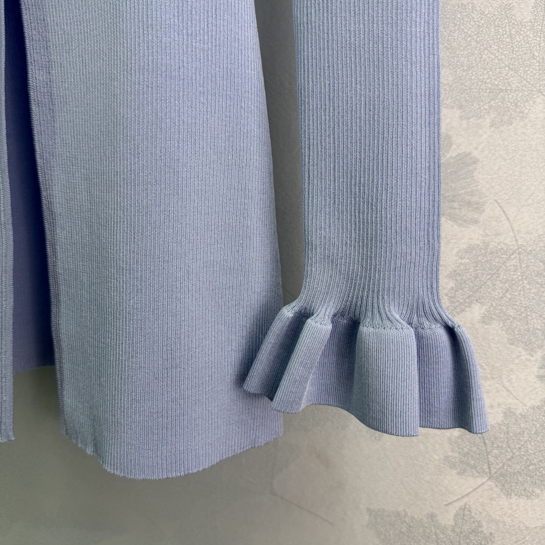 “Smug Female Suit with Smog Blue Needles: Stylish, Comfortable, and Versatile” - 图片 7