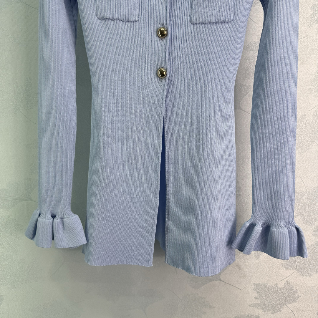 “Smug Female Suit with Smog Blue Needles: Stylish, Comfortable, and Versatile” - 图片 6