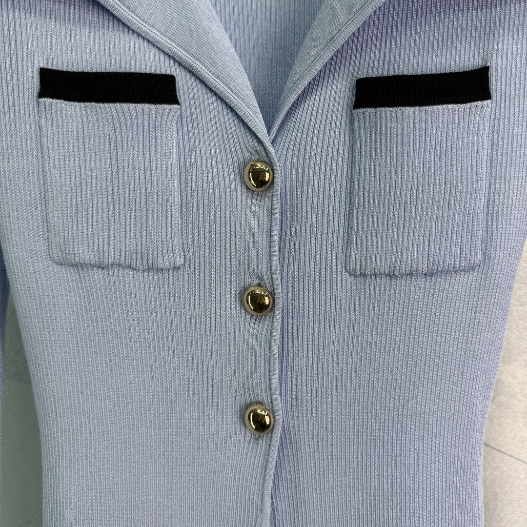 “Smug Female Suit with Smog Blue Needles: Stylish, Comfortable, and Versatile” - 图片 5