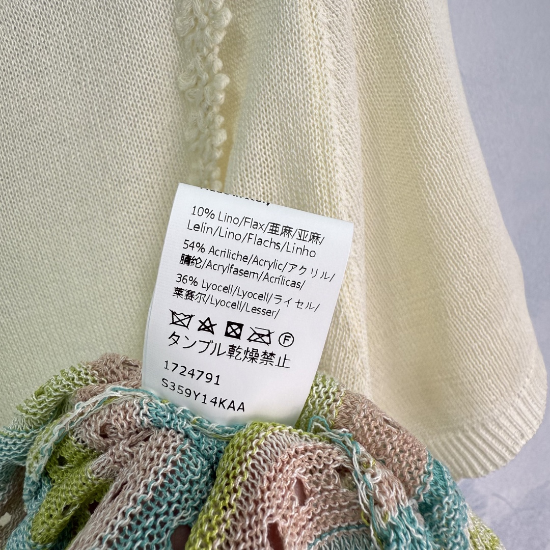 Stylish Rainbow Stripe Knitted Female Suit with High-Quality Details - 图片 8