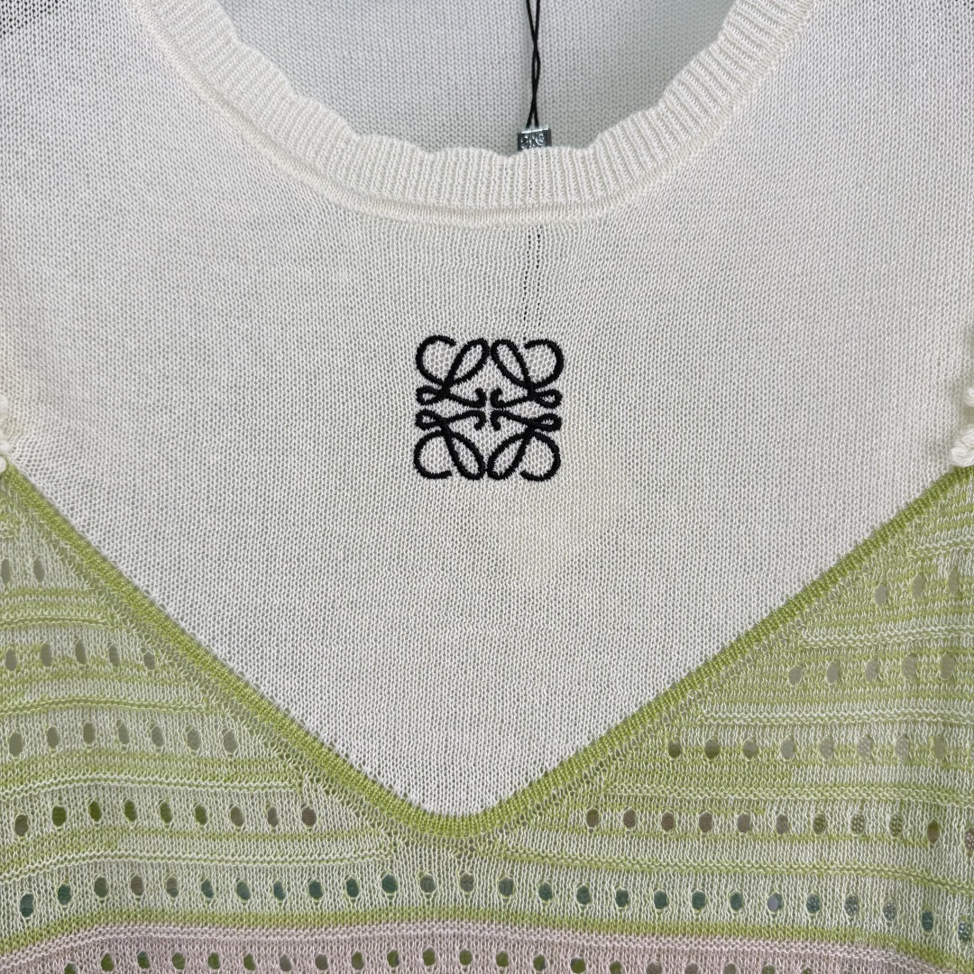 Stylish Rainbow Stripe Knitted Female Suit with High-Quality Details - 图片 6