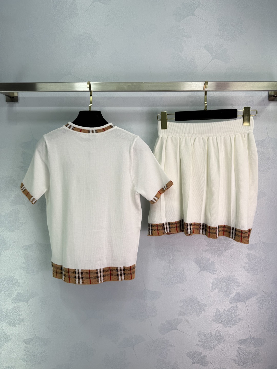 High-Quality One-Size-Fits-All Female Suit with Classic Design and Embroidered Logo - 图片 9