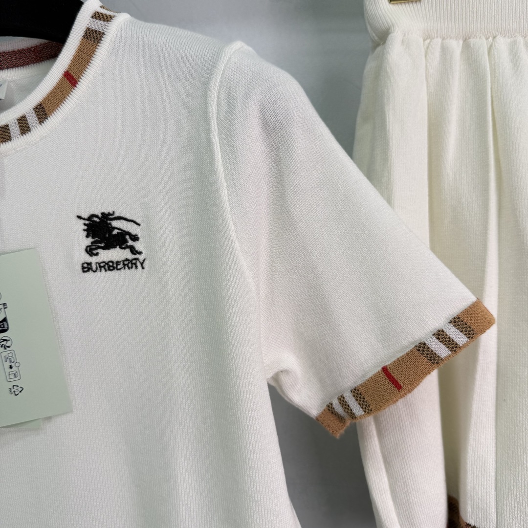 High-Quality One-Size-Fits-All Female Suit with Classic Design and Embroidered Logo - 图片 3