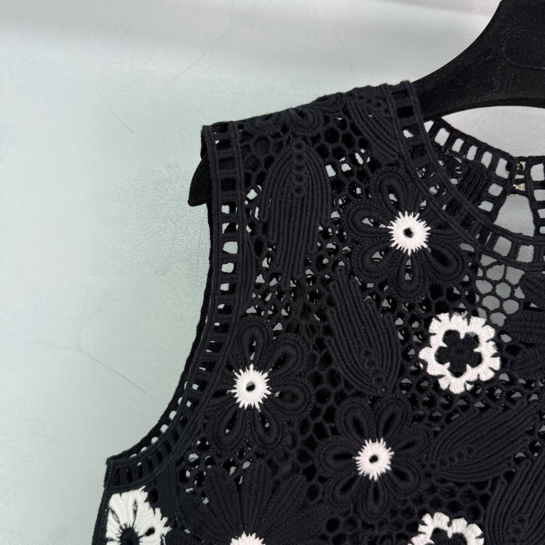 Elegant Maje French Suit: Classic Black-and-White Color Mix, Fine Embroidery, Organic Cotton. - 图片 3