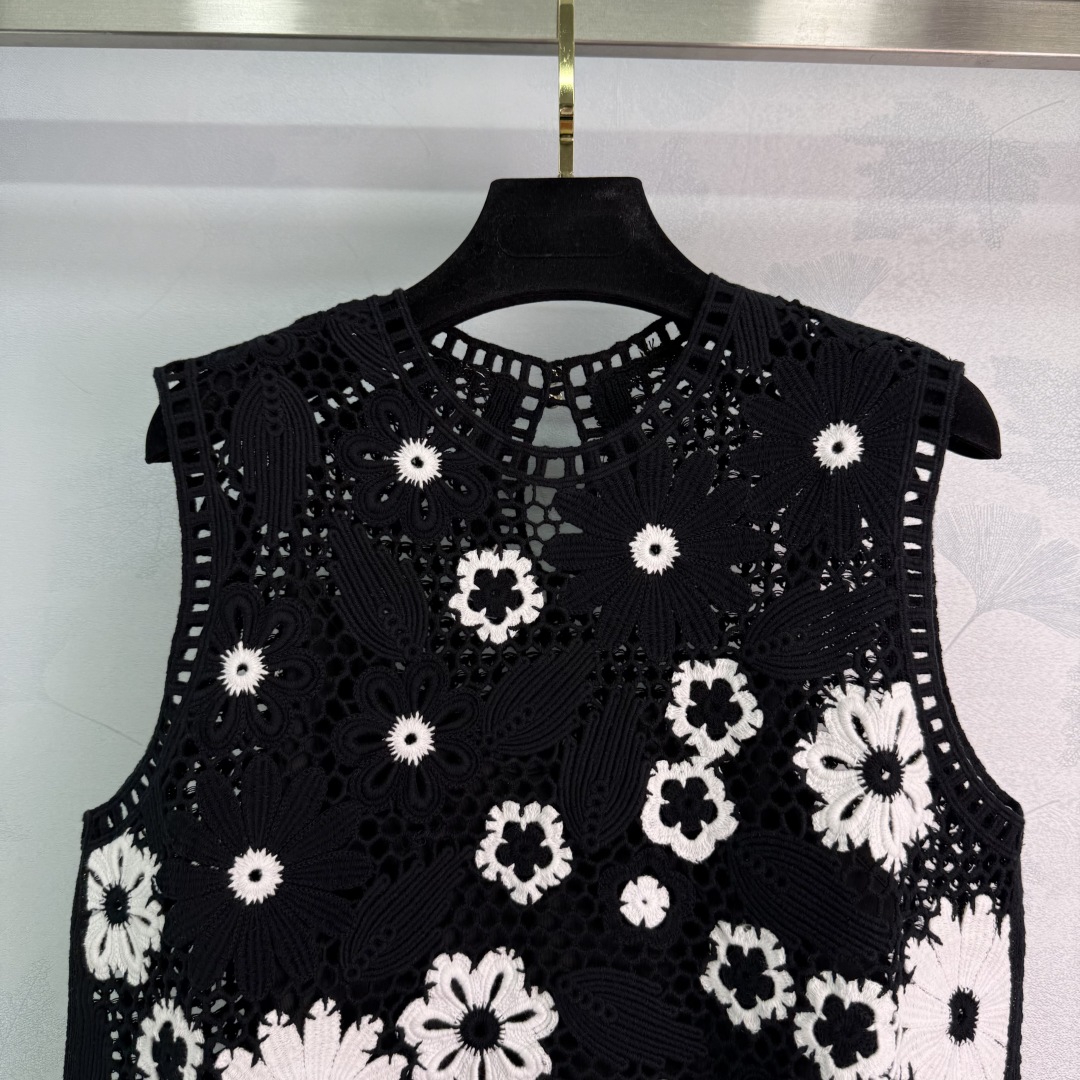 Elegant Maje French Suit: Classic Black-and-White Color Mix, Fine Embroidery, Organic Cotton. - 图片 4