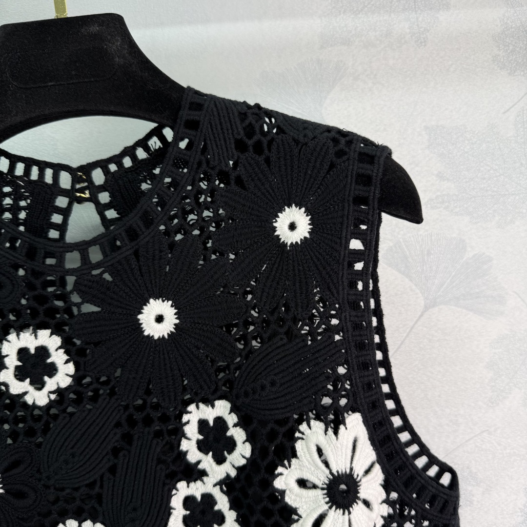 Elegant Maje French Suit: Classic Black-and-White Color Mix, Fine Embroidery, Organic Cotton. - 图片 2