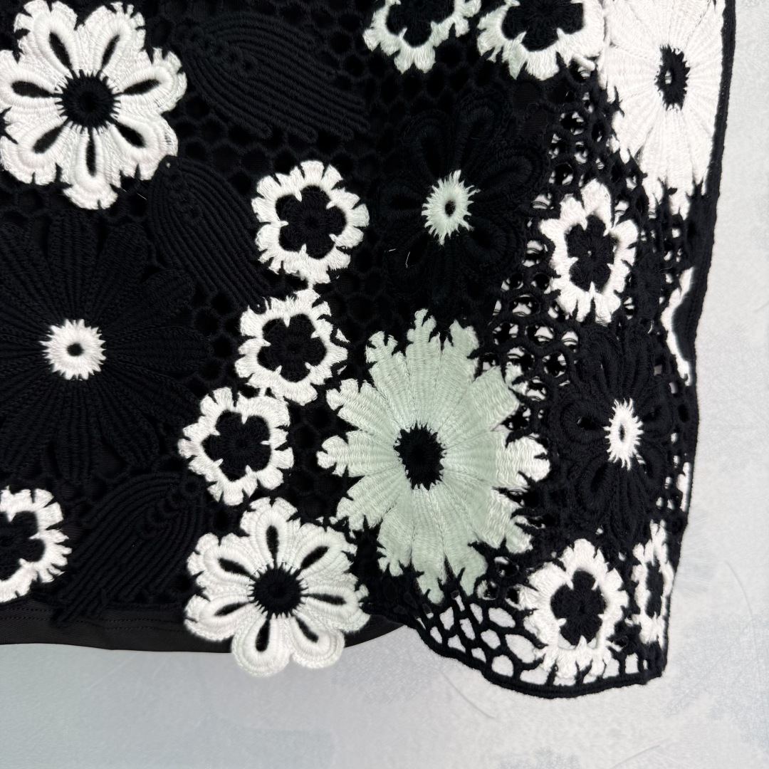 Elegant Maje French Suit: Classic Black-and-White Color Mix, Fine Embroidery, Organic Cotton. - 图片 6