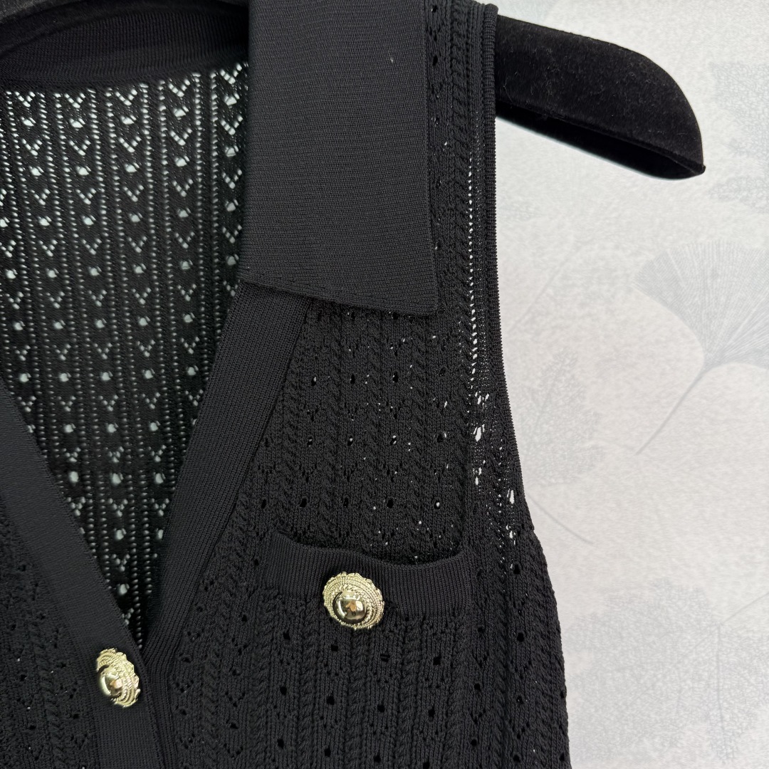 Stylish Retro Knit Dress for Spring and Summer, V-Collar Design with Gold Buttons - 图片 3