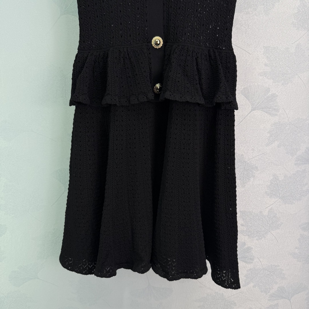 Stylish Retro Knit Dress for Spring and Summer, V-Collar Design with Gold Buttons - 图片 5
