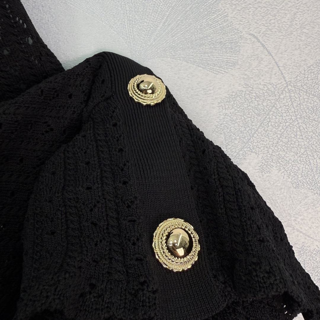 Stylish Retro Knit Dress for Spring and Summer, V-Collar Design with Gold Buttons - 图片 6
