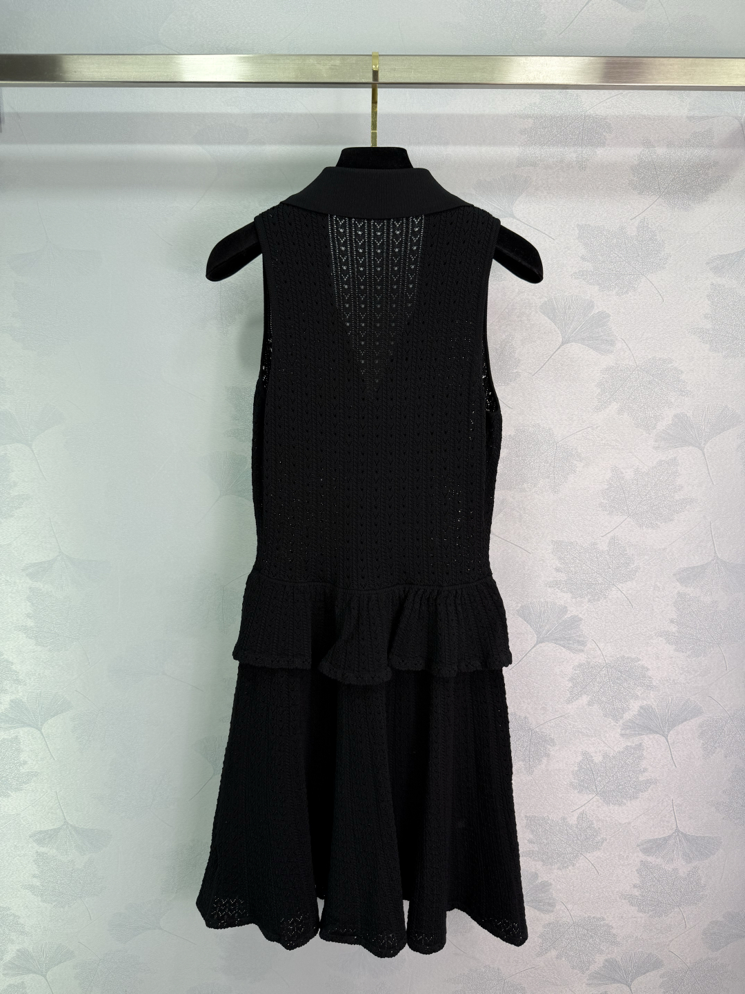 Stylish Retro Knit Dress for Spring and Summer, V-Collar Design with Gold Buttons - 图片 9