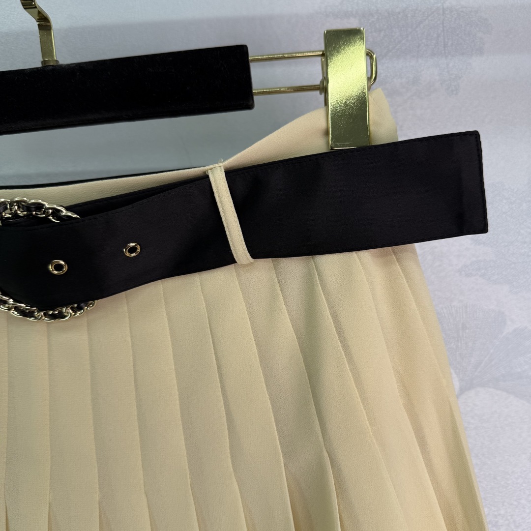 [Chanel Women
