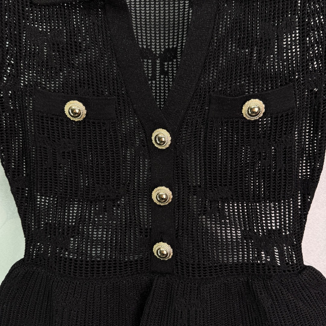 Stylish One-Size-Fits-All Female Dress with Twig Pattern and Gold Buttons - 图片 5