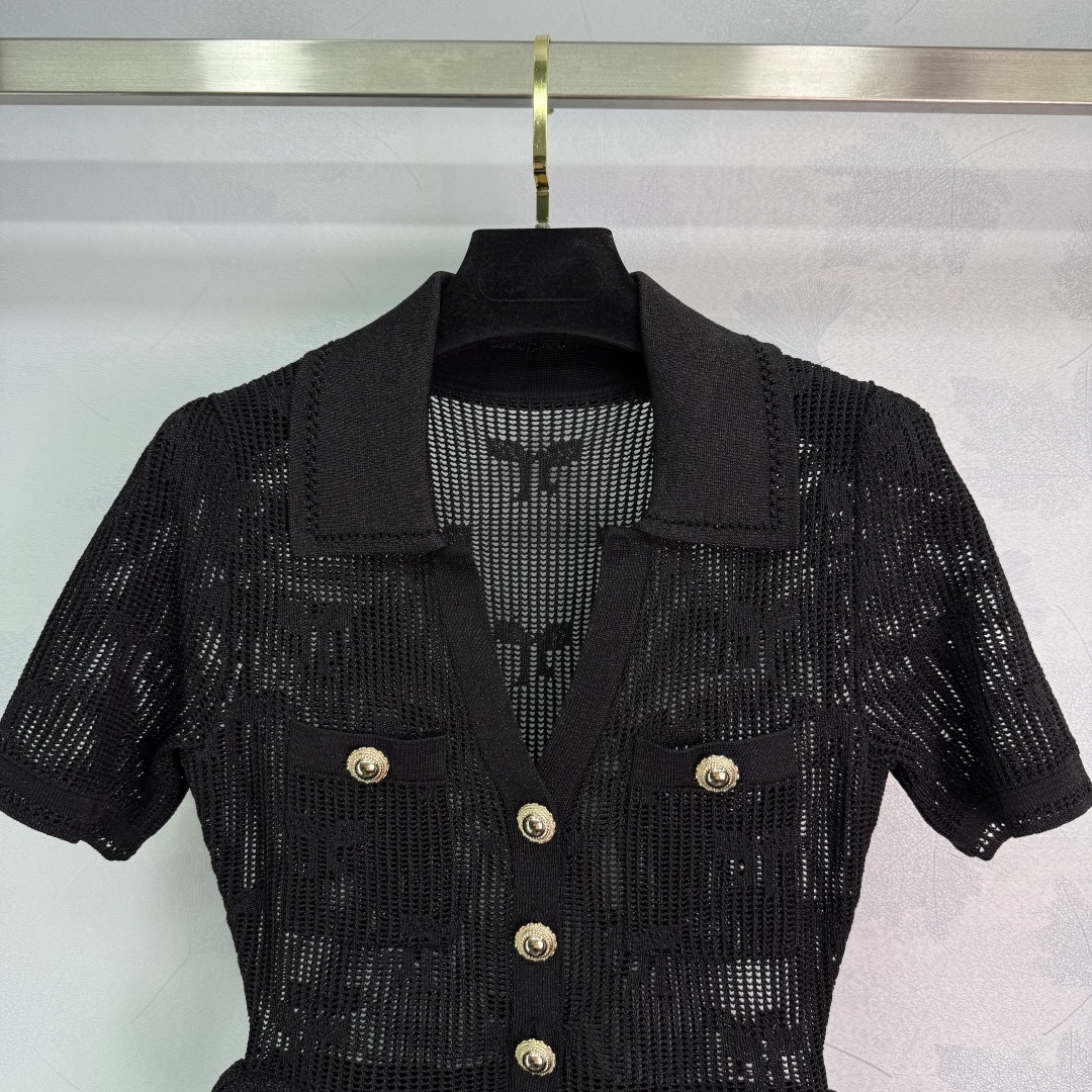 Stylish One-Size-Fits-All Female Dress with Twig Pattern and Gold Buttons - 图片 4