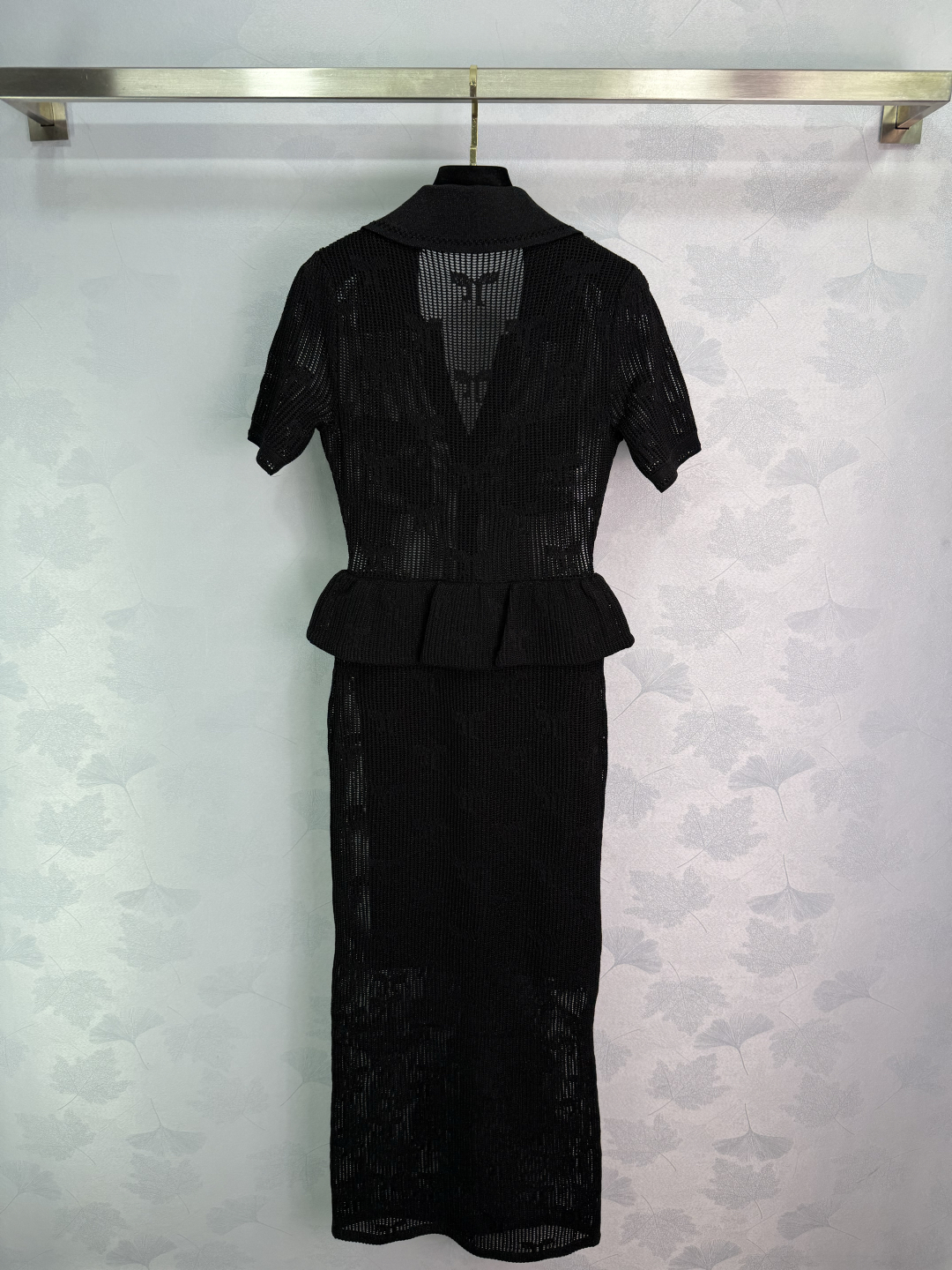 Stylish One-Size-Fits-All Female Dress with Twig Pattern and Gold Buttons - 图片 9