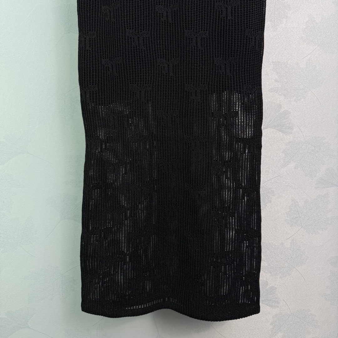 Stylish One-Size-Fits-All Female Dress with Twig Pattern and Gold Buttons - 图片 7