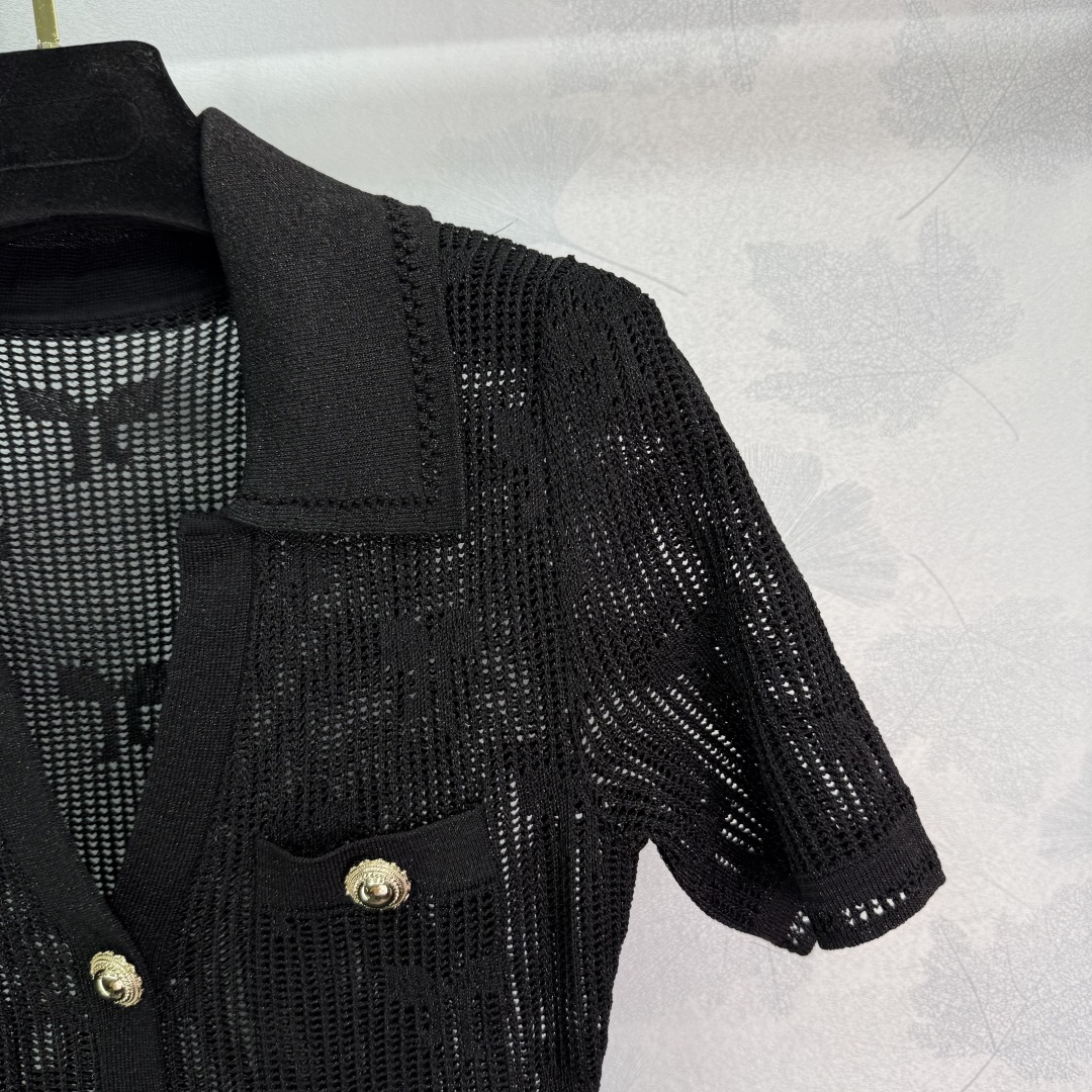 Stylish One-Size-Fits-All Female Dress with Twig Pattern and Gold Buttons - 图片 2