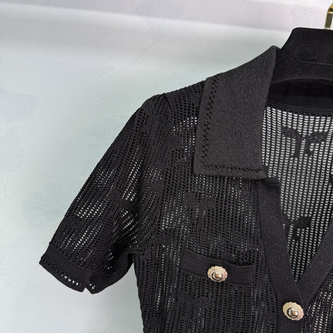 Stylish One-Size-Fits-All Female Dress with Twig Pattern and Gold Buttons - 图片 3