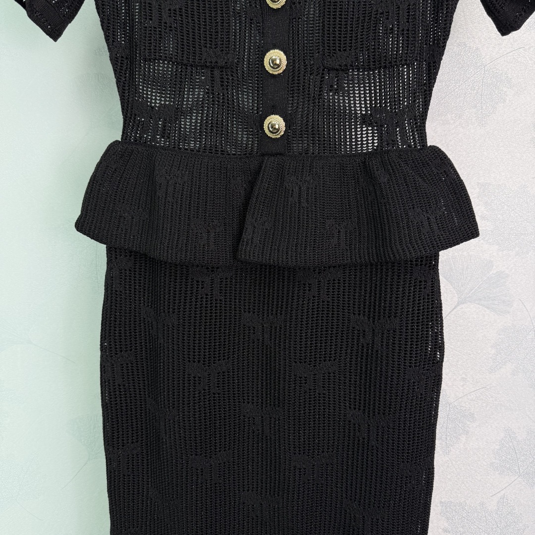 Stylish One-Size-Fits-All Female Dress with Twig Pattern and Gold Buttons - 图片 6