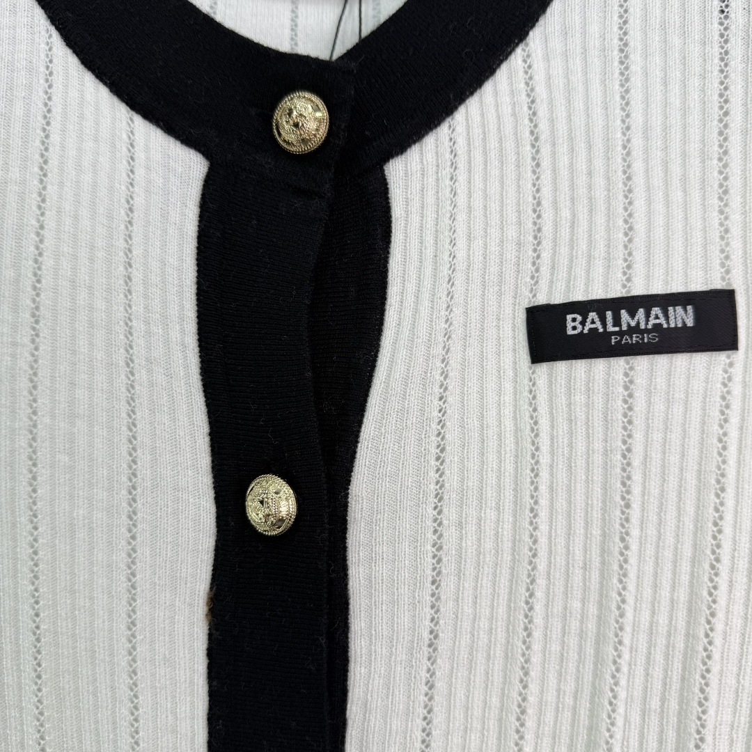 “Zabalman 25 Black-and-White Knitted Shirts Bundle with P506 Female Dress” - 图片 6