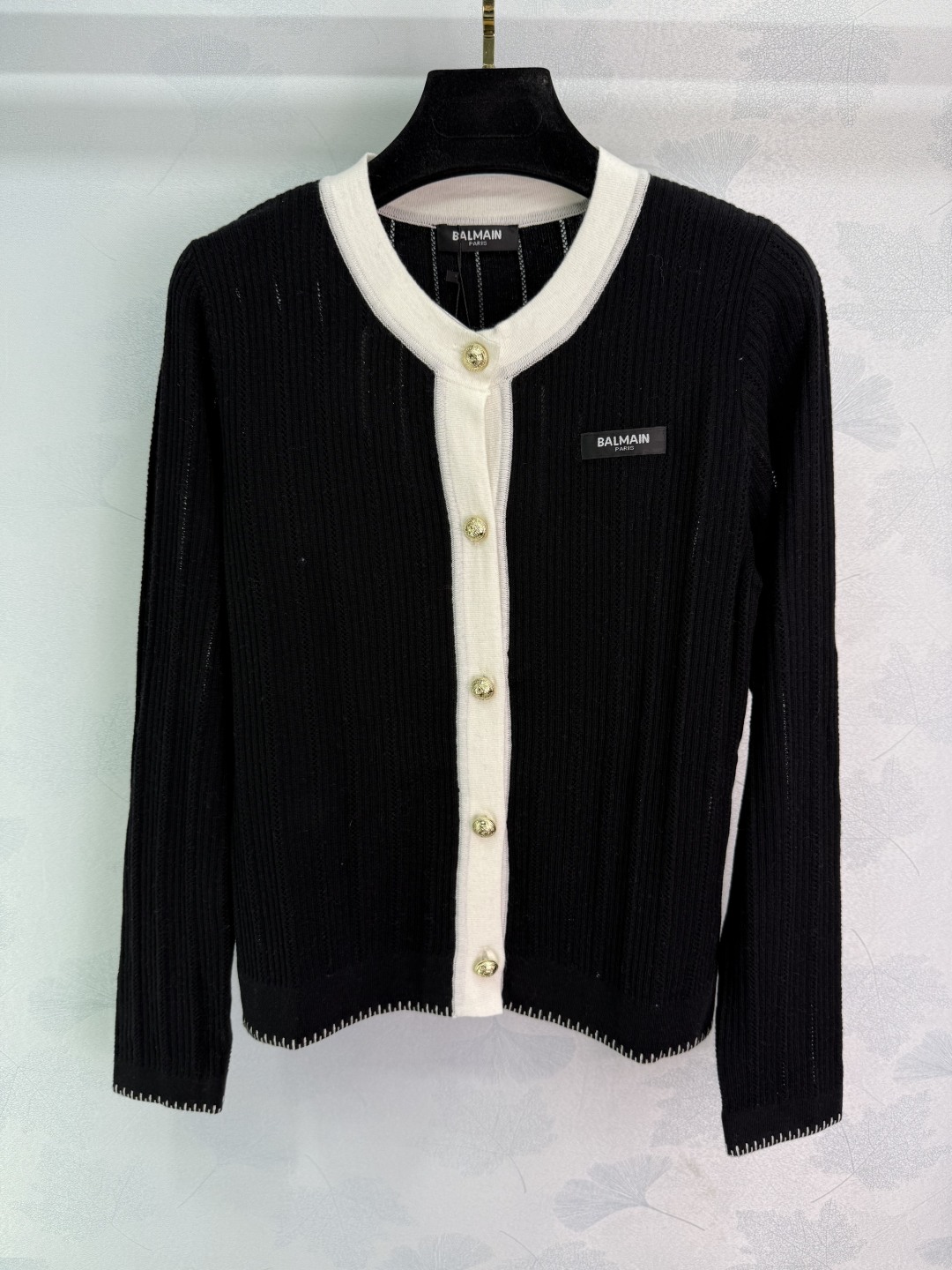 “Zabalman 25 Black-and-White Knitted Shirts Bundle with P506 Female Dress” - 图片 2