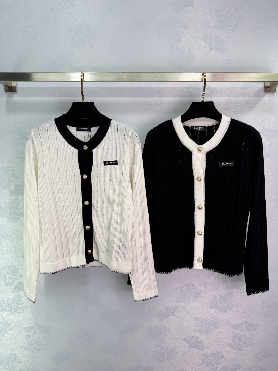 “Zabalman 25 Black-and-White Knitted Shirts Bundle with P506 Female Dress” - 图片 1