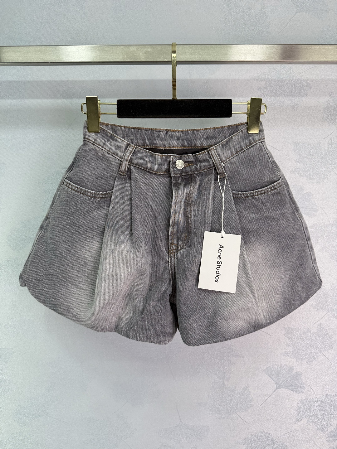 Stylish Acne Studios P368 Dress: Lightweight, Tweaked Cowboy Shorts, Florist Design for Big Pup - 图片 1