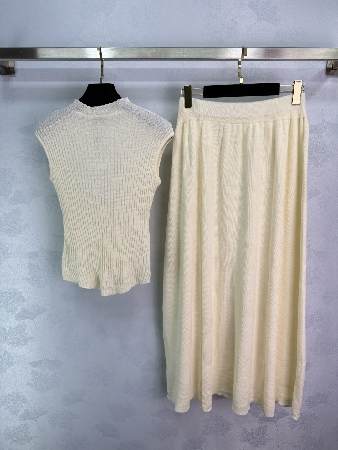 2025 Summer Female Suit: Embroidered Vest, Half-Hair Dress, 2-Colored SML Design - 图片 9