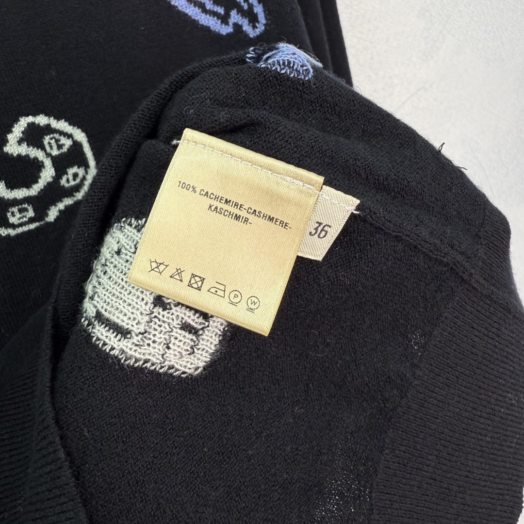 Versatile One-Size Cashmere Dress with Geometric Floral Design for Fall Mornings - 图片 8