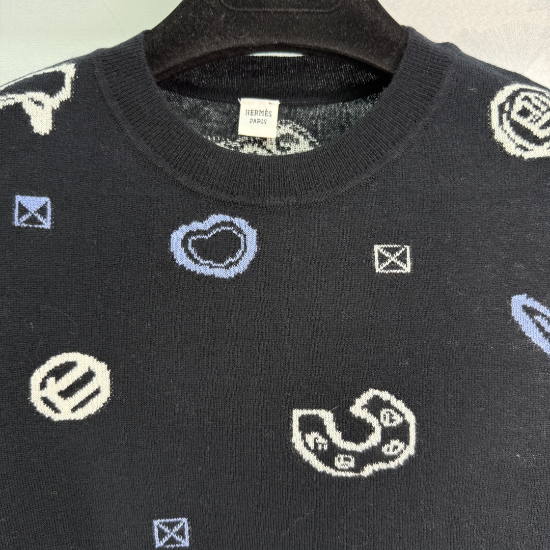 Versatile One-Size Cashmere Dress with Geometric Floral Design for Fall Mornings - 图片 5