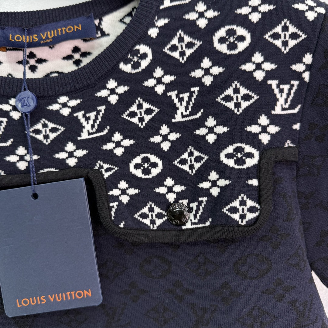 Versatile One-Size-Fits-All Dress with Classic Logo Design and Comfortable Fit Options - 图片 5