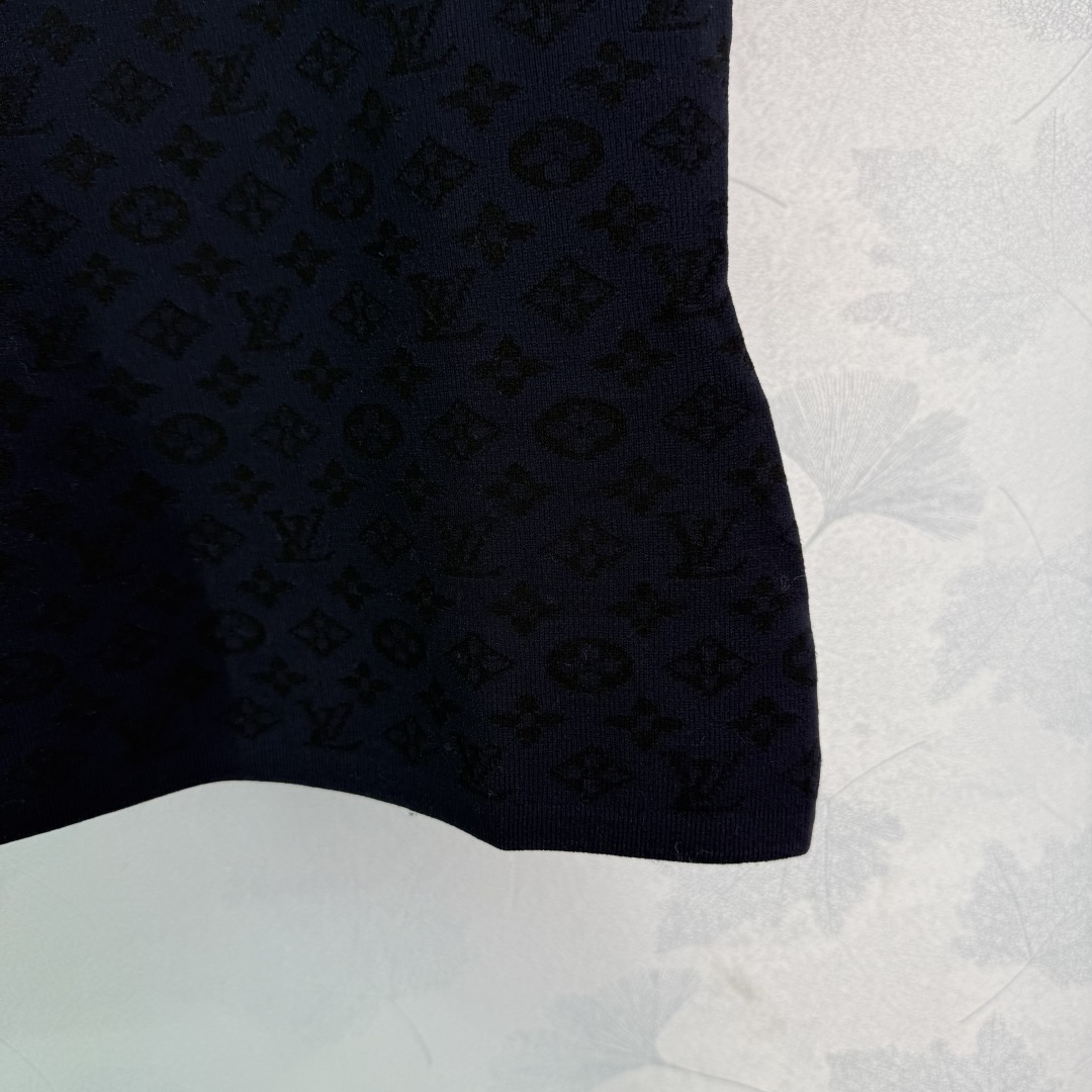 Versatile One-Size-Fits-All Dress with Classic Logo Design and Comfortable Fit Options - 图片 7