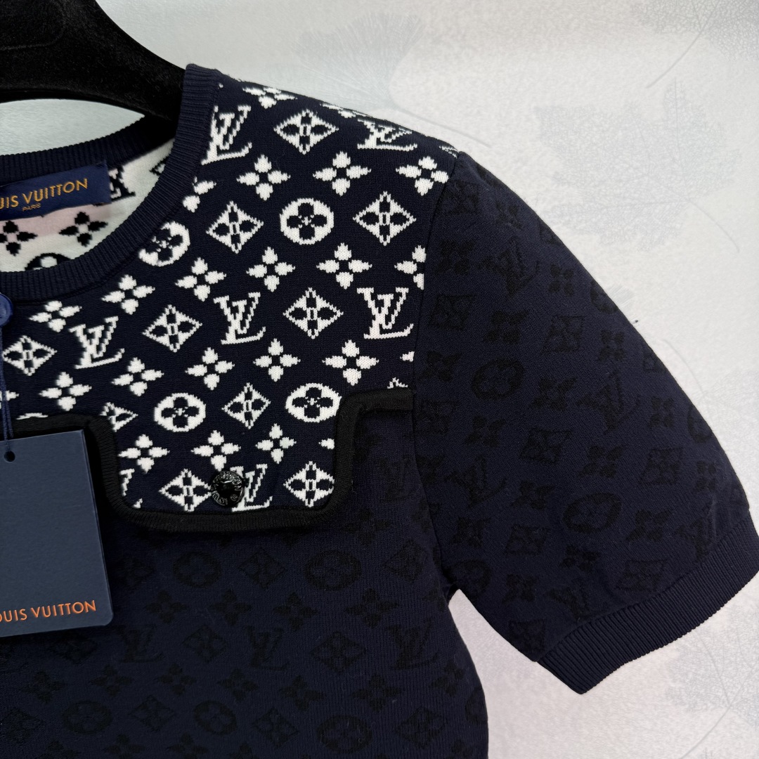 Versatile One-Size-Fits-All Dress with Classic Logo Design and Comfortable Fit Options - 图片 2